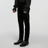 Gothic-Samt und Vintage-Hosen