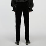 Gothic-Samt und Vintage-Hosen