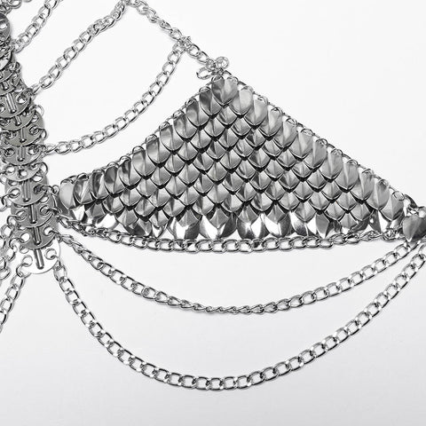 Brustkette mit Metallschuppen