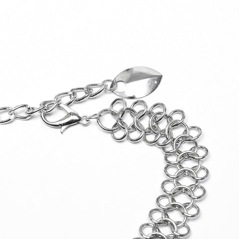 Brustkette mit Metallschuppen