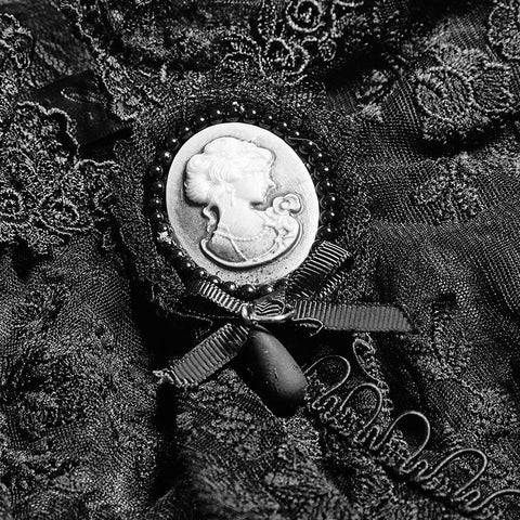 Blumengestickter Gothic-Mantel mit hoher Kragenspitze / Lolita-Umhang