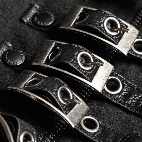 Hübscher dunkler mittlerer mittlerer langer Punk-Mantel mit Kreuz auf Rücken