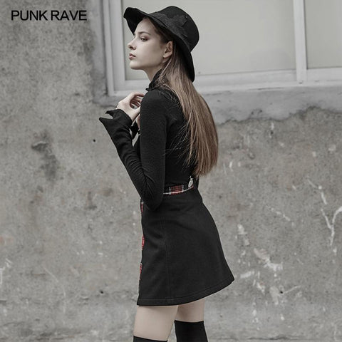 Kariertes Gelenk über dem Rock