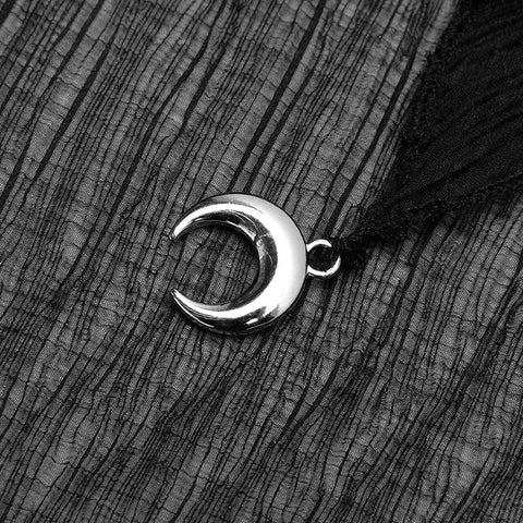 langer Chiffonmantel mit spitzer Kappe und Falte