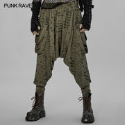 Dunkle Hose mit weitem Schritt