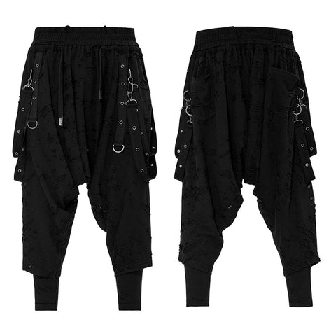 Dunkle Hose mit weitem Schritt